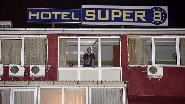 Un huésped en cuarentena en el hotel SUPER 8 mira desde su ventana en Skopje (Macedonia) este jueves