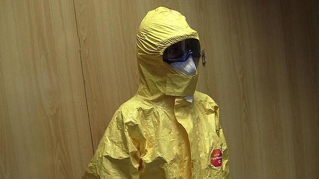 Cómo se pone y se quita un traje de aislamiento frente al ébola, paso a paso