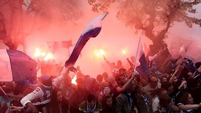 Aficionados del Deportivo reciben a su equipo en Riazor