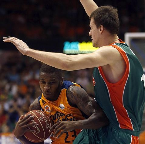 Un juego demasiado individualista lleva al Baloncesto Sevilla a la derrota en Valencia