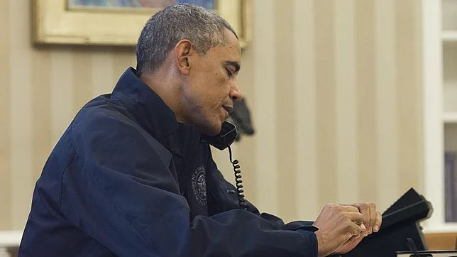 Barack Obama, al teléfono con su secretaria de Salud y Servicios Humanos, Sylvia Burwell