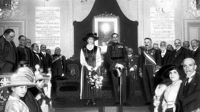 Los Reyes Alfonso XIII y Victoria Eugenia celebran el Día de la Raza en el Paraninfo de San Sebastián en 1917