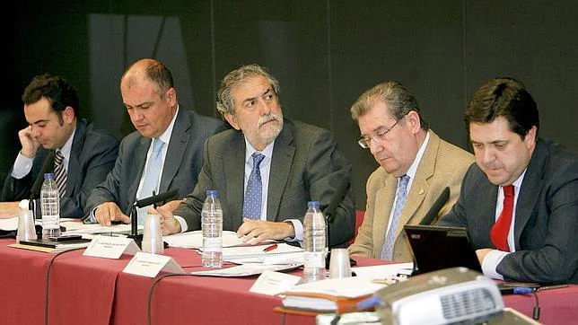 Varios miembros del Consejo de Administración de José Miguel Salinas, en una junta general de accionistas