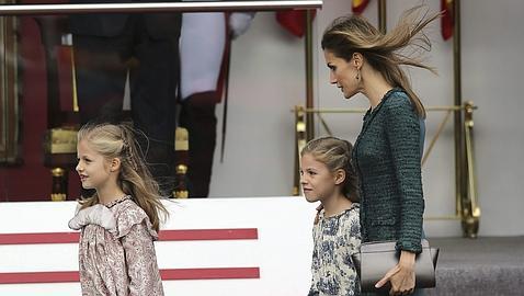 Doña Letizia, muy favorecida con un vestido entallado de color verde oliva