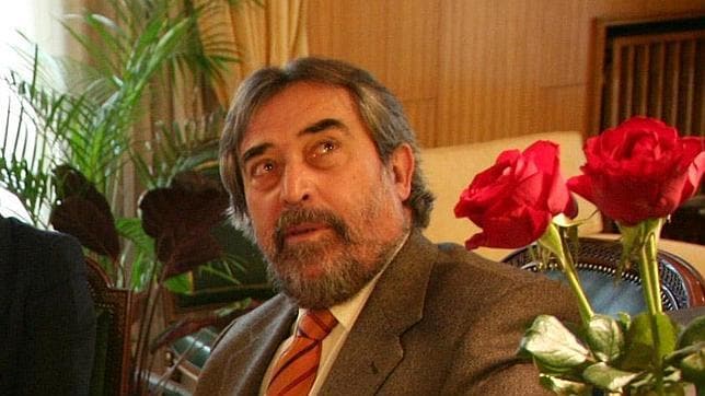 El socialista Juan Alberto Belloch, entre flores y plantas, en su despacho de la Alcaldía de Zaragoza