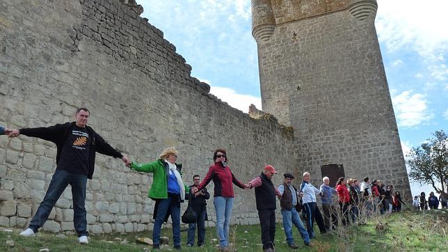 200 personas rodean el castillo de Galve para reivindicar su rehabilitación