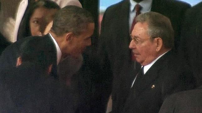 Barack Obama y Raúl Castro se saludan durante el funeral de Nelson Mandela en Johannesburgo
