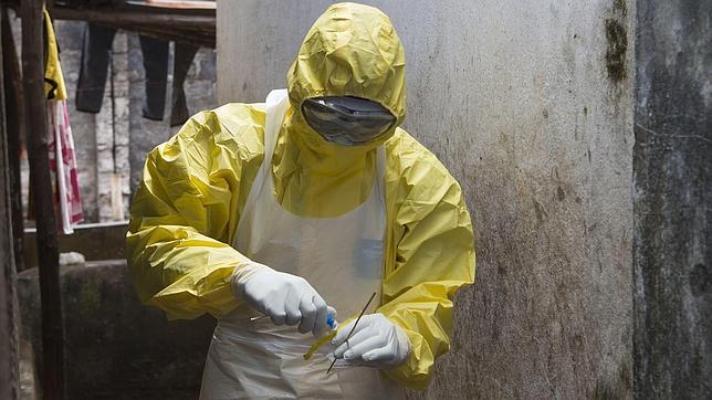 Un trabajador con su equipo de protección tras tomar una muestra de una persona fallecida por ébola