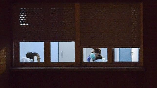 Un miembro de la plantilla sanitaria del hospital Carlos III de Madrid atiende a una de las personas aisladas para ser controladas por posible caso de alarma