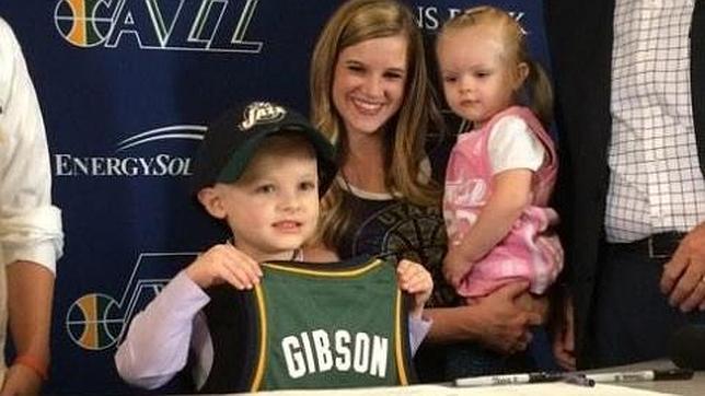 Los Jazz fichan a un niño con leucemia