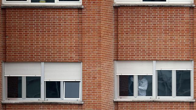 Juan Manuel Parra, el médico que atendió a Teresa Romero baja la persiana de su habitación en el Hospital Carlos III