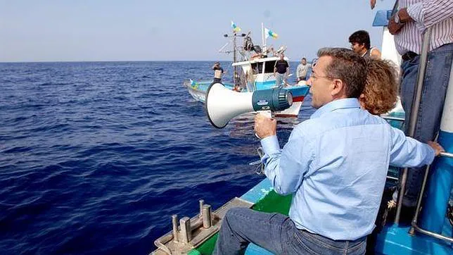 Rivero, en 2011, durante un acto simbólico de reclamación del «mar canario»