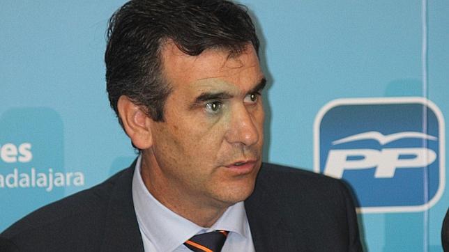 Román anuncia una nueva bajada de impuestos para 2015