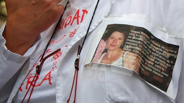 Compañeros de Teresa Romero, la auxiliar infectada, denuncian escasa formación previa sobre cómo colocarse el traje