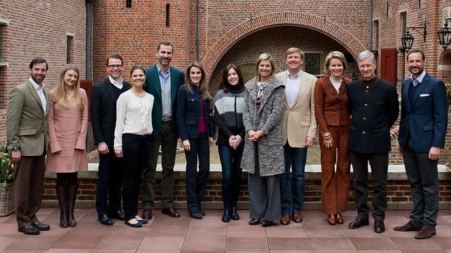 De izquierda a derecha, los Grandes Duques Herederos de Luxemburgo, los Príncipes de Suecia, los entonces Príncipes de Asturias, la Princesa Mary de Dinamarca, los entonces Príncipes de los Países Bajos, los entonces Príncipes de Bélgica y el Príncipe de Noruega
