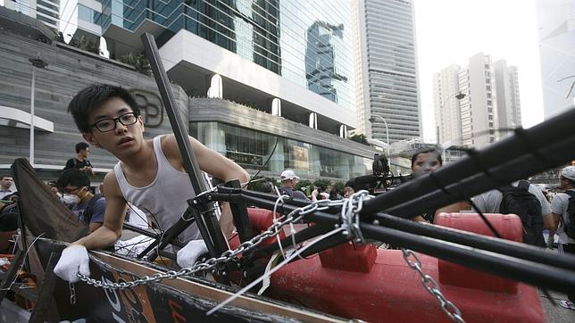 Matones con cuchillos atacan la acampada de protesta de Hong Kong