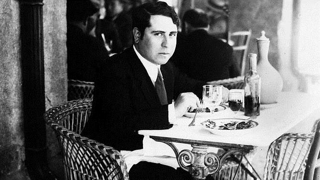 Ramón Gómez de la Serna almuerza en una terraza de Madrid en la década de 1930
