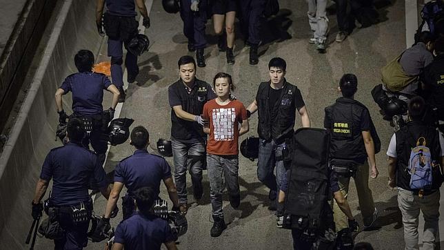 Al menos 45 detenidos en una noche de enfrentamientos en Hong Kong