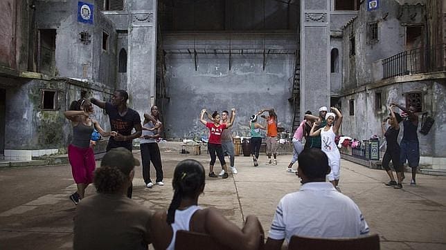 Ensayo de bailarines en un viejo teatro de La Habana