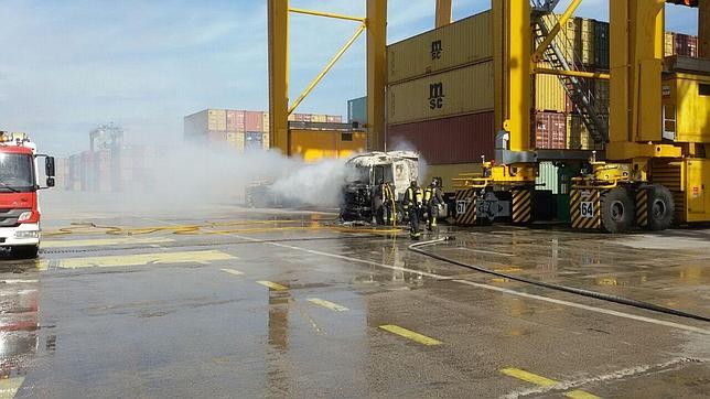 Un incendio calcina un camión en la terminal de Noatum