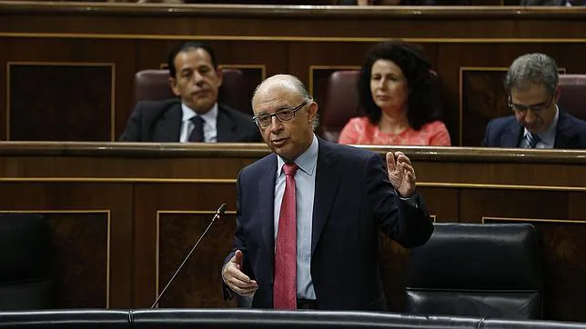 Imagen de Montoro este miércoles en la CEOE; detrás, el presidente de la patronal valenciana