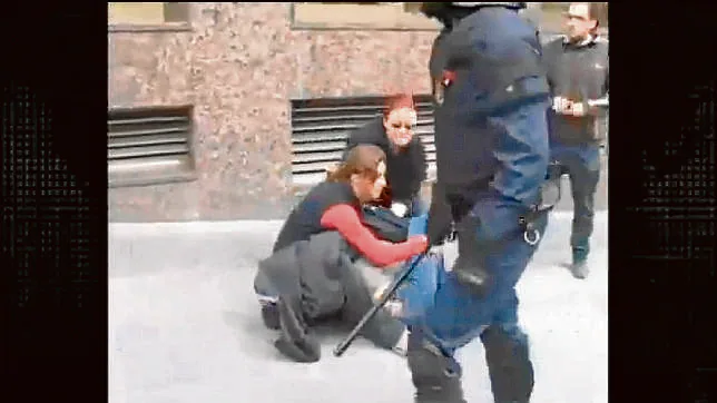 Captura de pantalla del video que reproduce el momento en que el menor fue golpeado