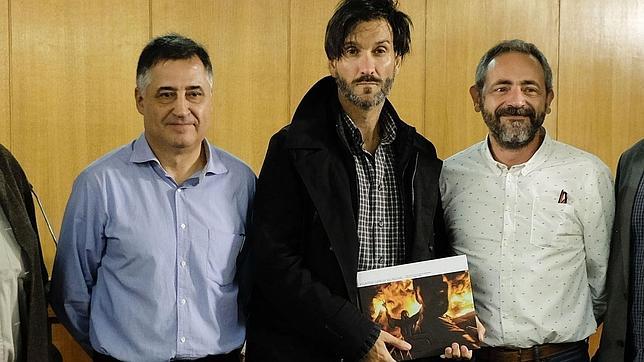 García Vilanova (centro) junto a Gervasio Sánchez (izda.) y Félix Flores (dcha.) este miércoles en Madrid