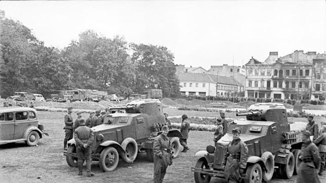 Soldados germanos y soviéticos confraternizan en Lublin, en la Polonia ocupada, en donde aún continúan resistiendo algunas unidades aisladas