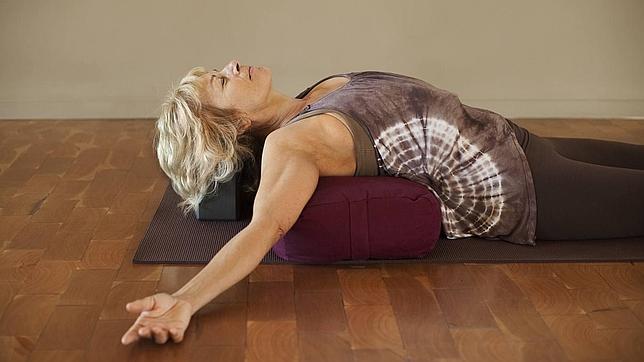 Con estos ejercicios estarás (y te sentirás) feliz durante la menopausia