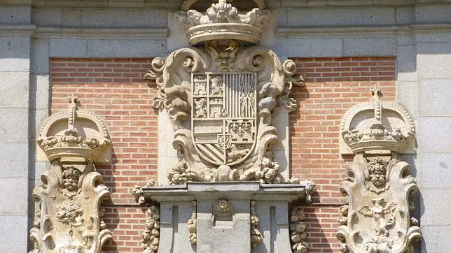 Detalle del escudo en el que aparece el dragón en la casa de la Villa de Madrid