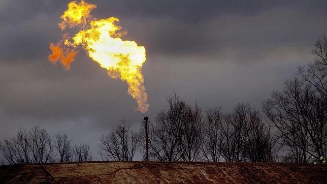Una llamarada de gas arde en una zona rural de Bradford County en Pennsylvania (EE.UU), donde se utiliza la técnica del fracking