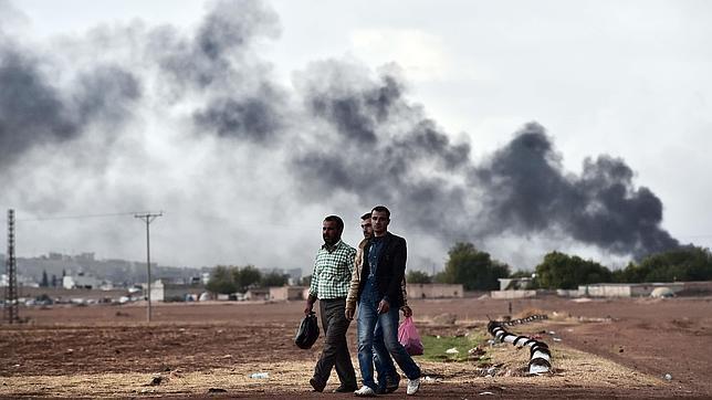 Kobani toma aire por los bombardeos tras un mes de asedio