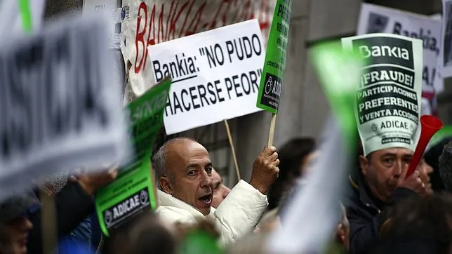 Afectados por el caso Bankia manifestandose ante la Audiencia Nacional donde Rodrigo Rato declaró en 2012