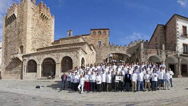 Unos 80 chefs acudieron a la foto de grupo de «chaquetillas blancas» para apoyar a la capital cacereña