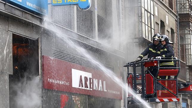 Desalojan un edificio por un incendio en un portal en pleno centro de León