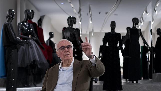 El diseñador Hubert de Givenchy durante el montaje de la exposición en el Thyssen