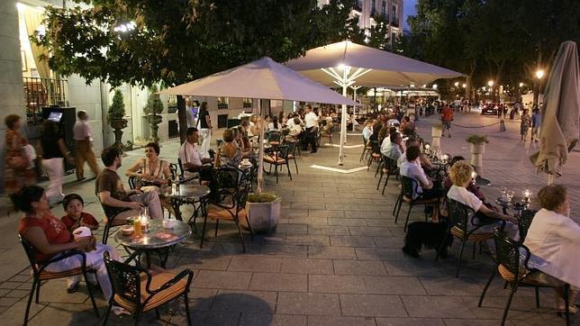 Terraza de la «Botillería del Café de Oriente, en la plaza homónima