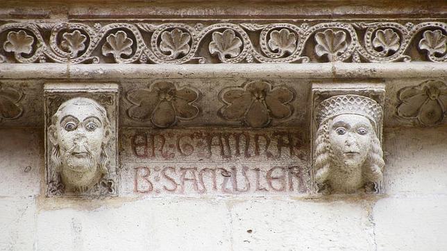 Imagen de dos de los rostros de piedra en el Palau de la Catedral