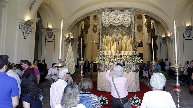 La Virgen de la Paz y Esperanza, en su paso de palio, lista para salir a la calle