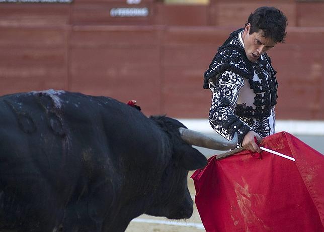 Miguel Abellán y Juan Bautista cortan un rabo en la jornada dominical