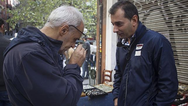 David Salazar, enseña a un coleccionista uno de los relojes mecánicos de principios del siglo XX que vende