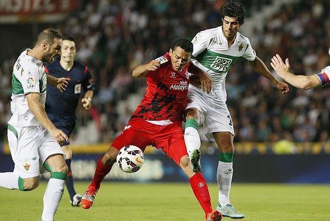 El Sevilla gana con oficio al Elche