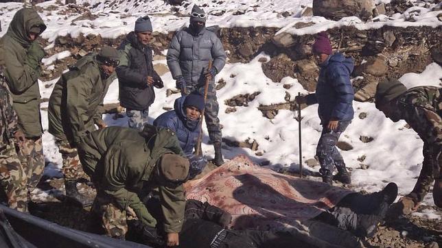 Un grupo de soldados nepalíes trasladan los cadáveres de dos montañeros en Mustang (Nepal)