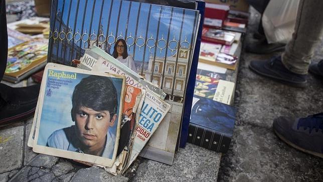 Uno de los primeros LP que editó Raphael se vende en El Rastro
