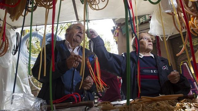 José Berzal y su mujer mantienen este puesto en el que solo venden gomas elásticas desde hace 50 años