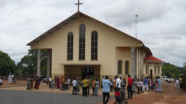 Feligreses de la parroquia de San Guido Mª Conforti-Makeni, en Sierra Leona, donde está el padre Luis Pérez