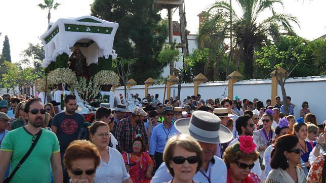 Miles de personas acompañan a la Virgen de Valme hacia Cuarto