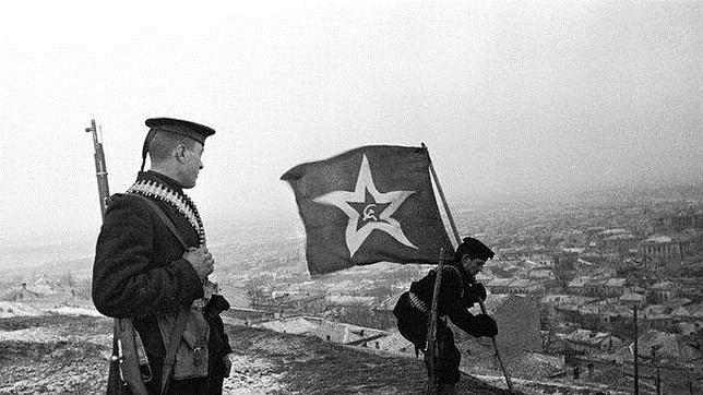 Mientras seguían las amenazas diplomáticas soviéticas sobre Finlandia, el Ejército y la Armada Roja se convirtieron un claro elemento de presión