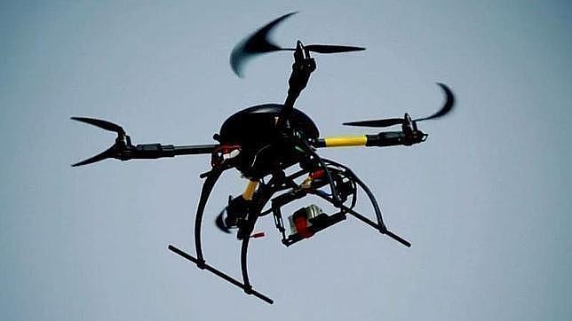 Le agrede al intentar robarle el «dron» con el que jugaba en Huelva