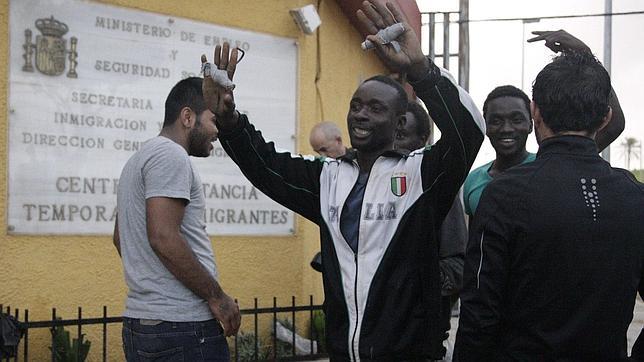 Interior dice que los asaltantes de la valla de Melilla amenazan con «ébola» a los agentes